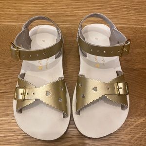 Used Girls Salt Water by Hoy - gold size 9
